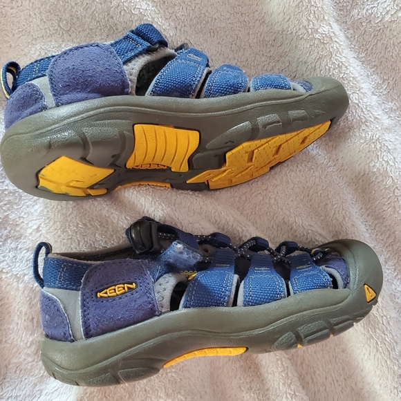 Keen Newport H2 Kids Blue and Yellow Outdoor Sandals with Closed-Toe Design - Picture 4 of 11
